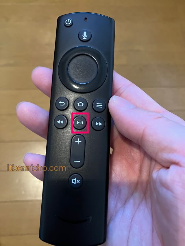 FireTV Stickリモコン（一時停止ボタンに赤枠）