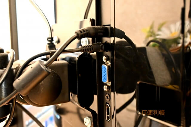 テレビの裏側。HDMI端子とVGA端子